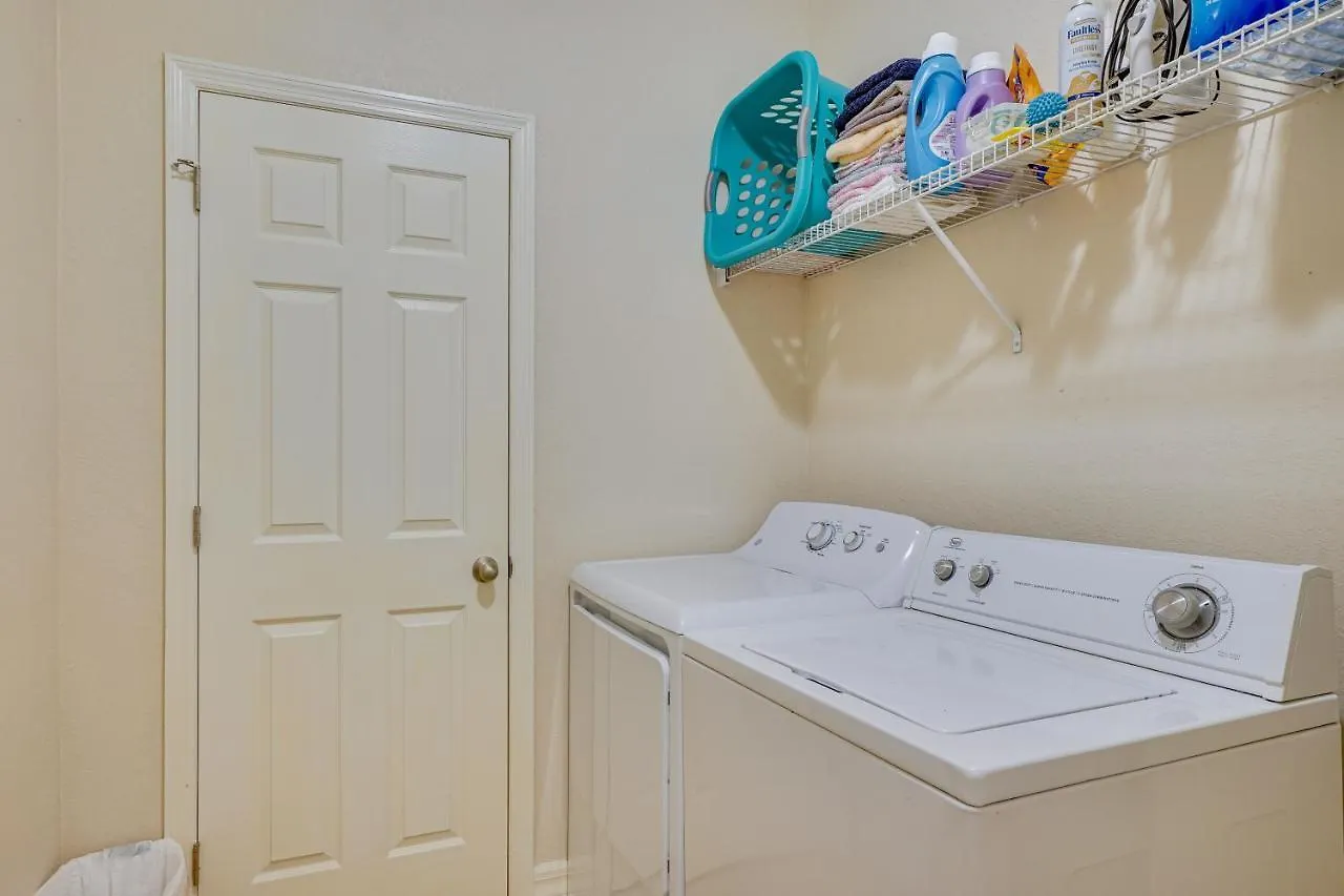 Spacious With Screened Lanai And Pool!