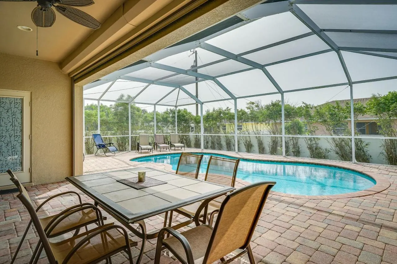 Spacious With Screened Lanai And Pool! Holiday home Cape Coral