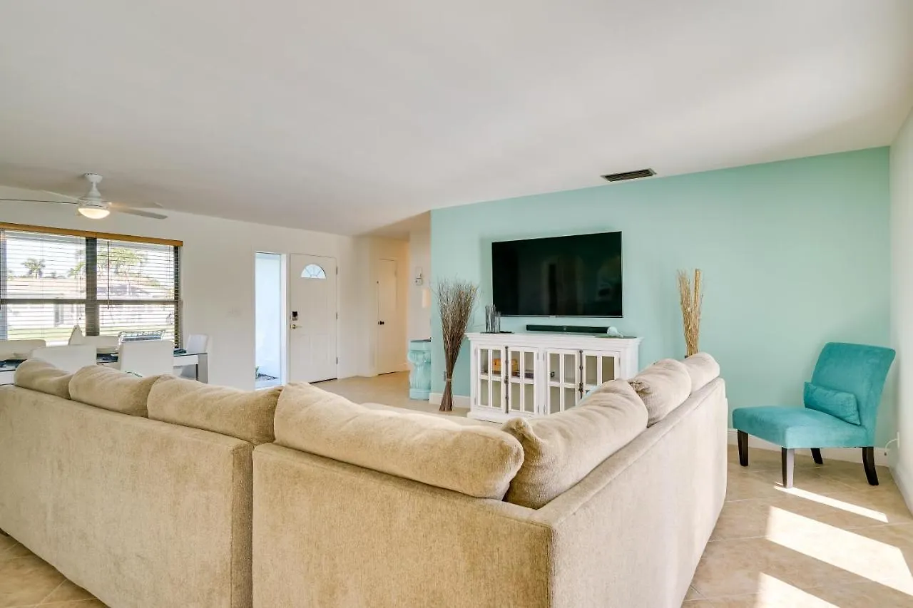 Waterfront With Pool, Dock And Grill! Holiday home Cape Coral