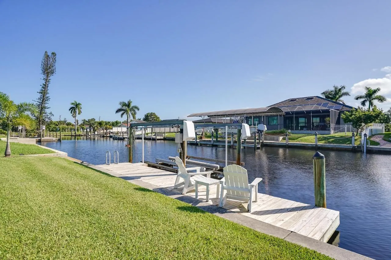Waterfront With Pool, Dock And Grill! Holiday home Cape Coral