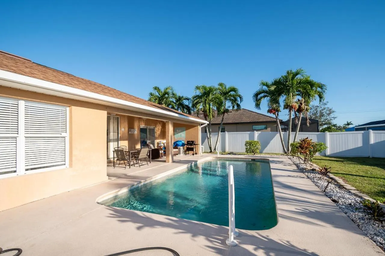 Serene 3-bedroom Haven Near Sanibel Beach! Cape Coral