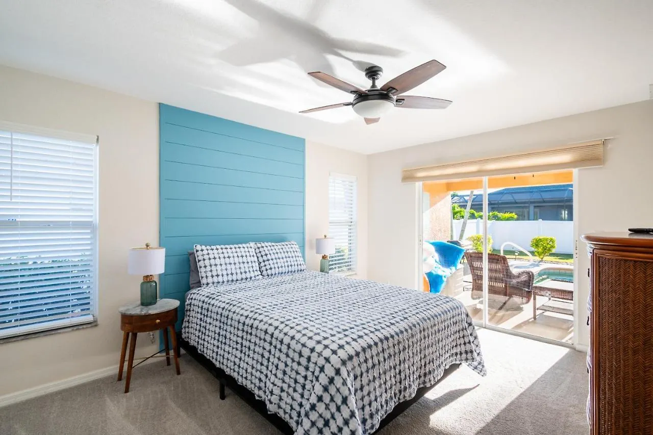 Serene 3-bedroom Haven Near Sanibel Beach! Holiday home