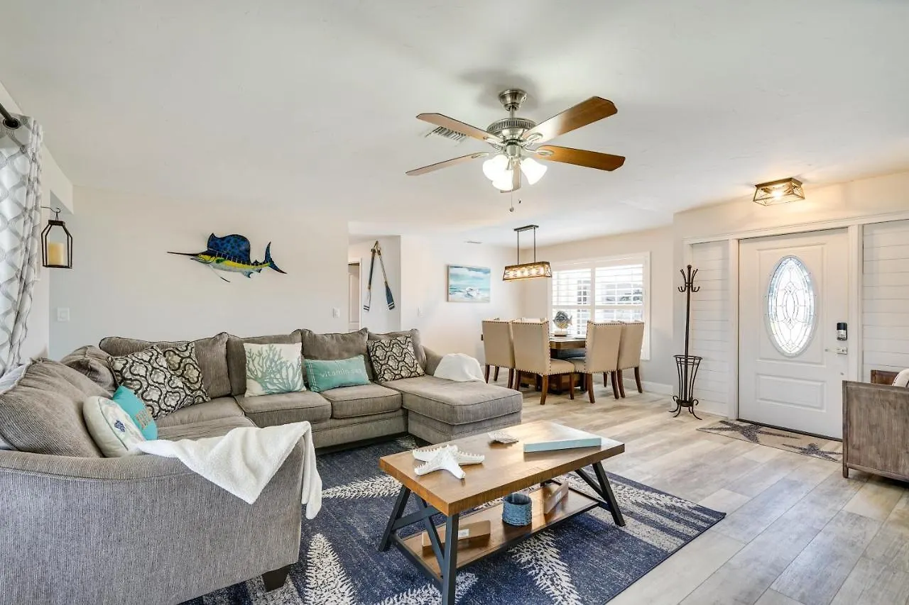 Remodeled Hot Tub And Pool! Holiday home Cape Coral