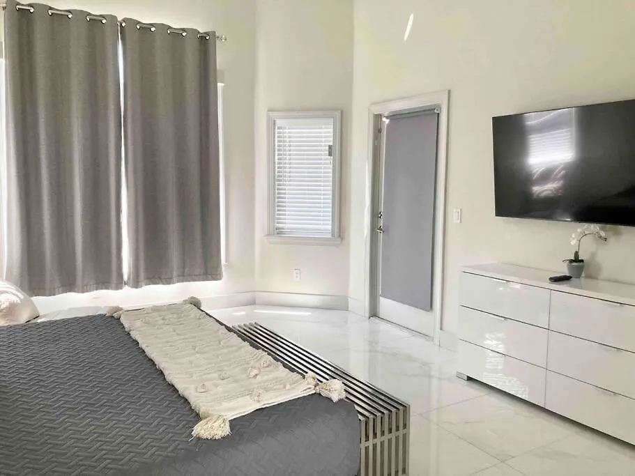 Tranquil & Inviting! 4br, 2.5ba Heated Pool Home! * Cape Coral