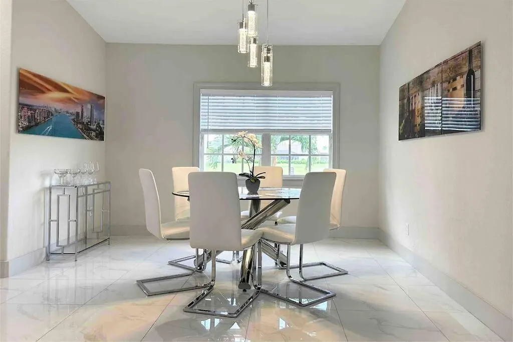 Tranquil & Inviting! 4br, 2.5ba Heated Pool Home! Holiday home