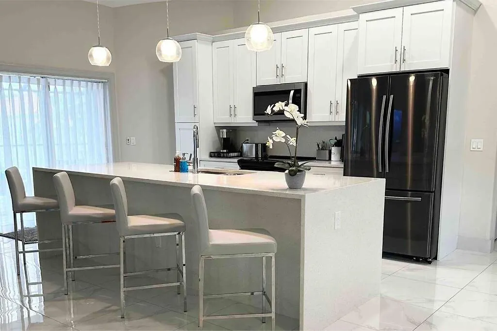 Tranquil & Inviting! 4br, 2.5ba Heated Pool Home! Holiday home Cape Coral
