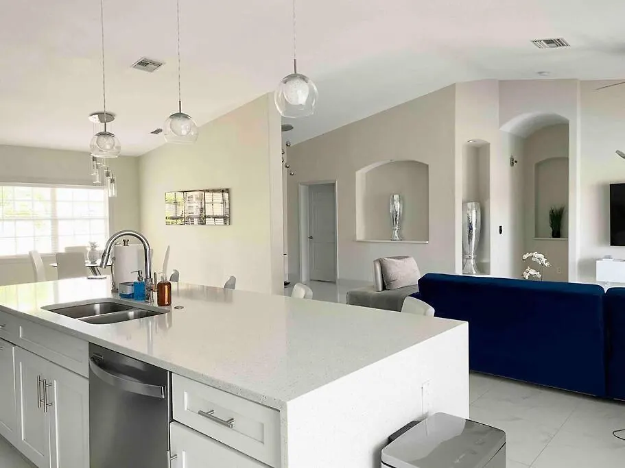 Holiday home Tranquil & Inviting! 4br, 2.5ba Heated Pool Home!