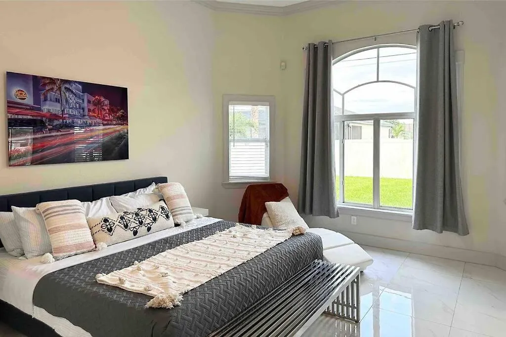 Tranquil & Inviting! 4br, 2.5ba Heated Pool Home! Holiday home