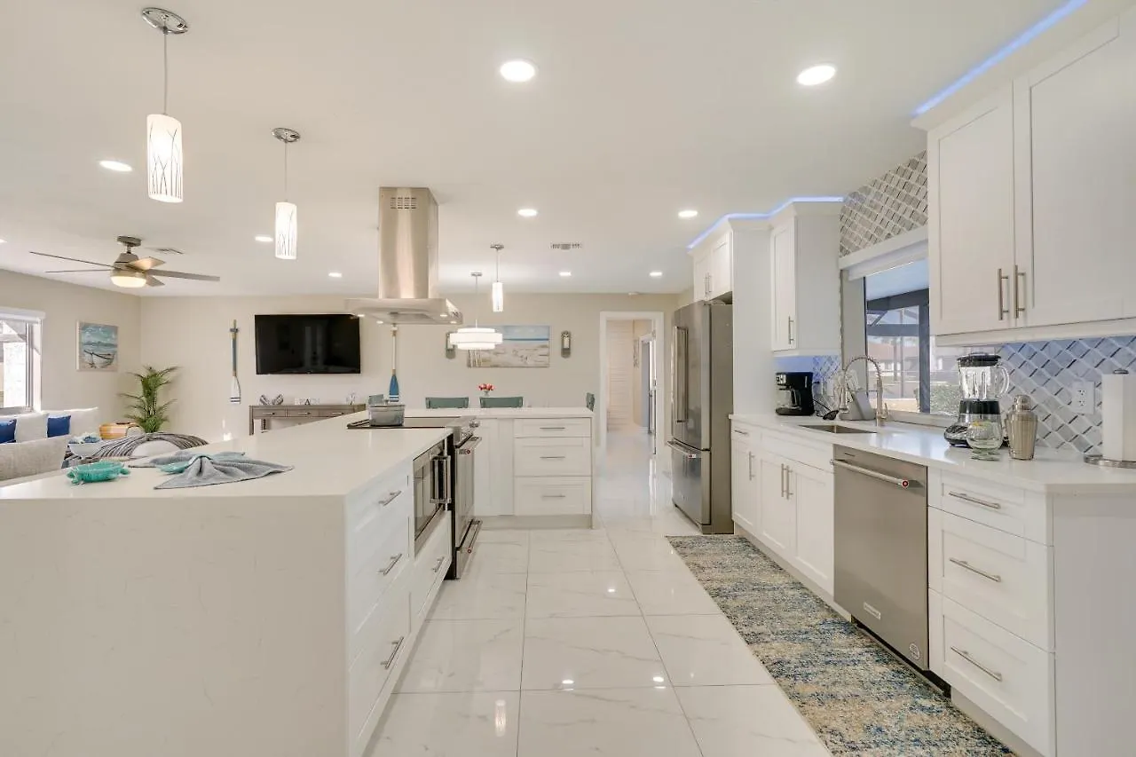 Waterfront With Private Pool! Cape Coral
