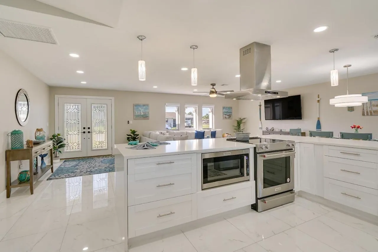 Holiday home Waterfront With Private Pool! *