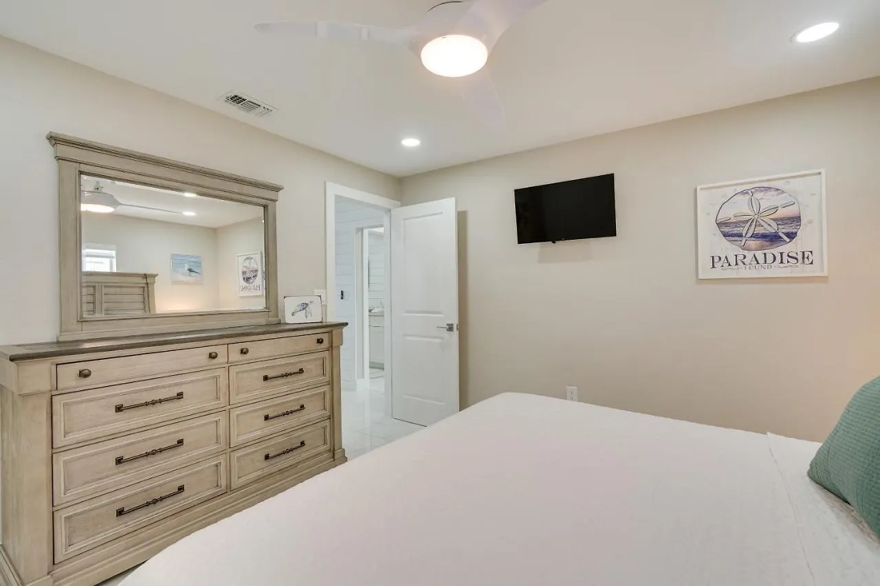 Waterfront With Private Pool! Holiday home Cape Coral