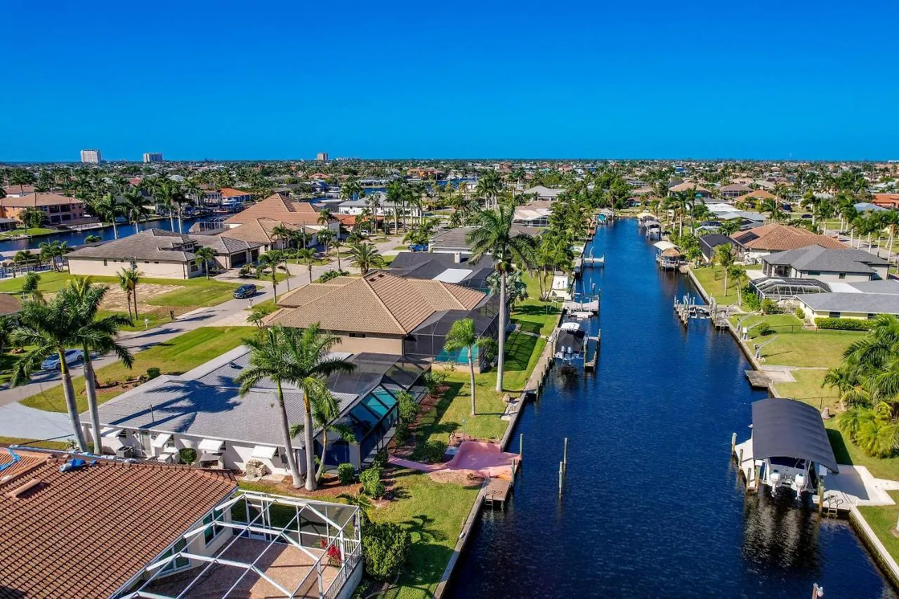 Waterfront With Private Pool! Holiday home *