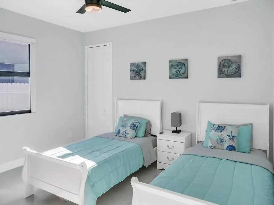 Casa Sevilla, Heated Pool, Sleeps 9, 4b3b * Cape Coral