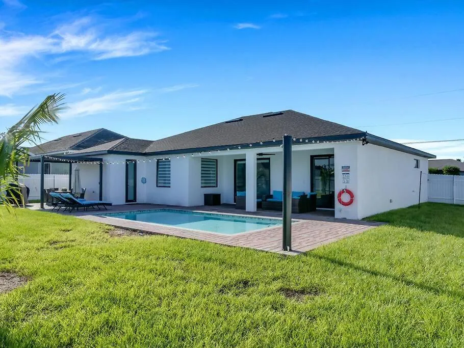 Casa Sevilla, Heated Pool, Sleeps 9, 4b3b Holiday home Cape Coral