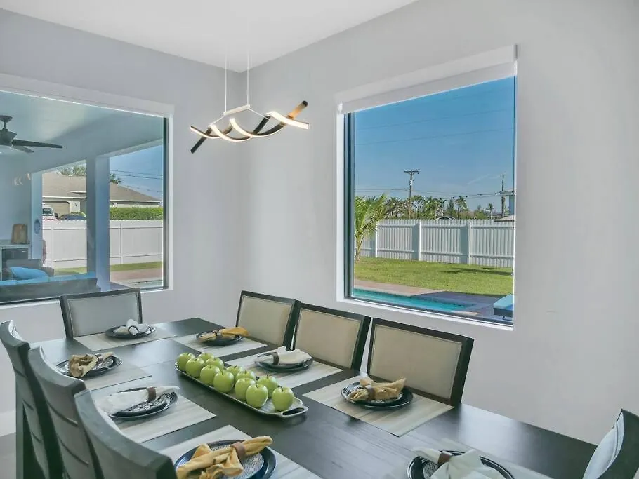 Casa Sevilla, Heated Pool, Sleeps 9, 4b3b Holiday home