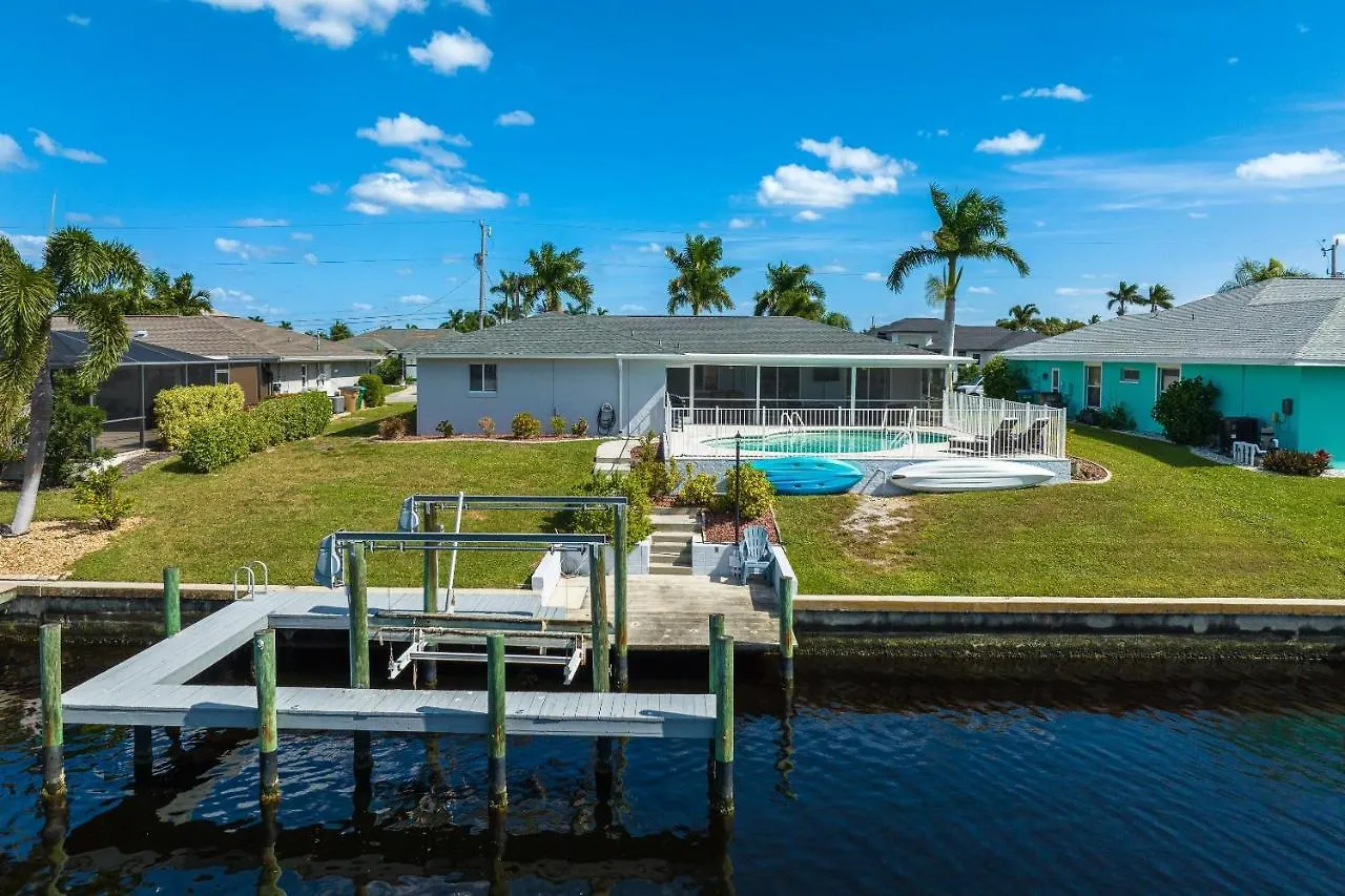 Gulf Access, Kayaks, Bikes, Ping-pong & Pool - Palaco Palazzo - Roelens Vacations Cape Coral