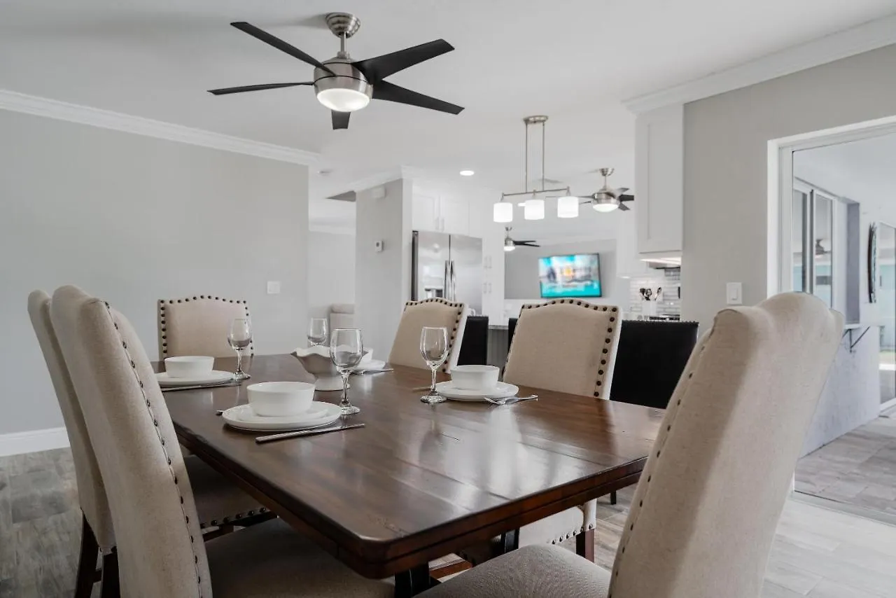 Gulf Access, Kayaks, Bikes, Ping-pong & Pool - Palaco Palazzo - Roelens Vacations Cape Coral