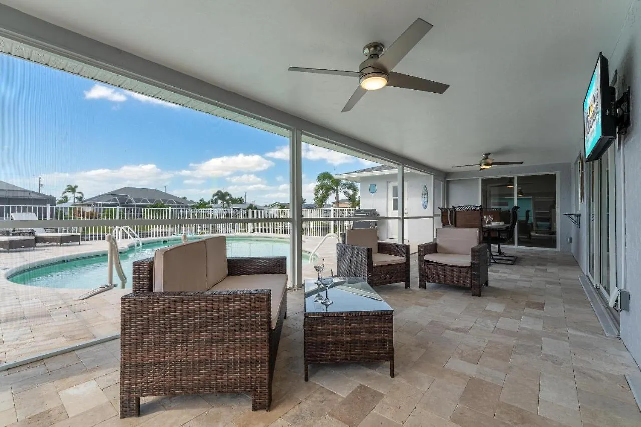 Gulf Access, Kayaks, Bikes, Ping-pong & Pool - Palaco Palazzo - Roelens Vacations Cape Coral