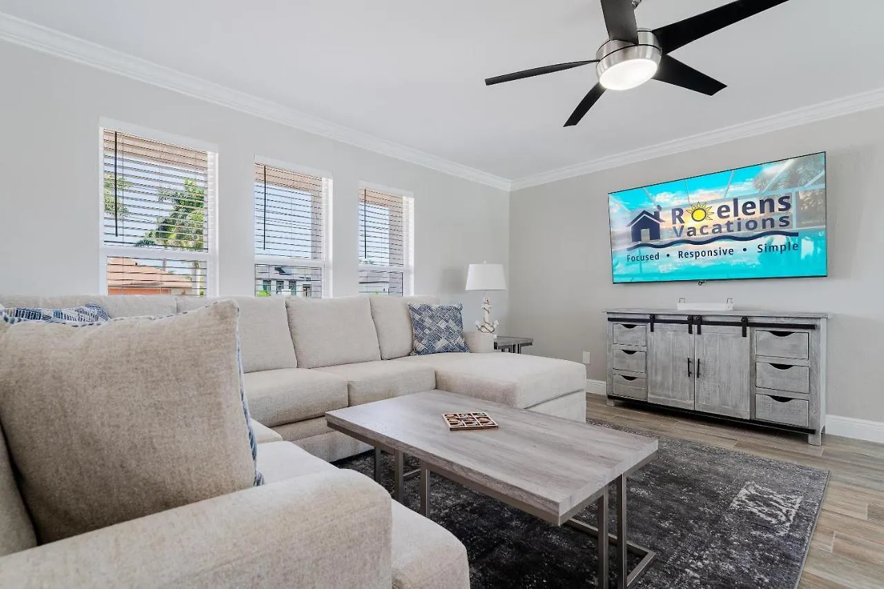 Gulf Access, Kayaks, Bikes, Ping-pong & Pool - Palaco Palazzo - Roelens Vacations Cape Coral