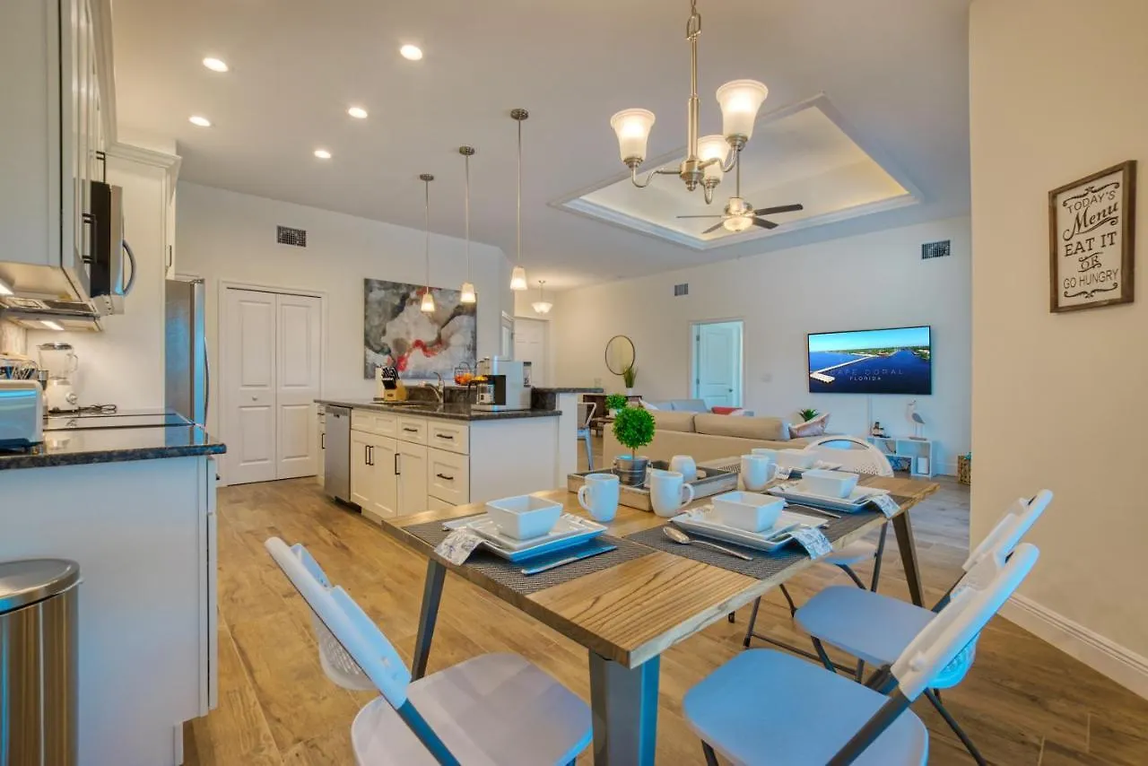 Apollo - 3,5 Beds - 2,5 Baths - 8 Guests - Waterview & Pool/spa - Incl. 10% Off Boat Villa Cape Coral