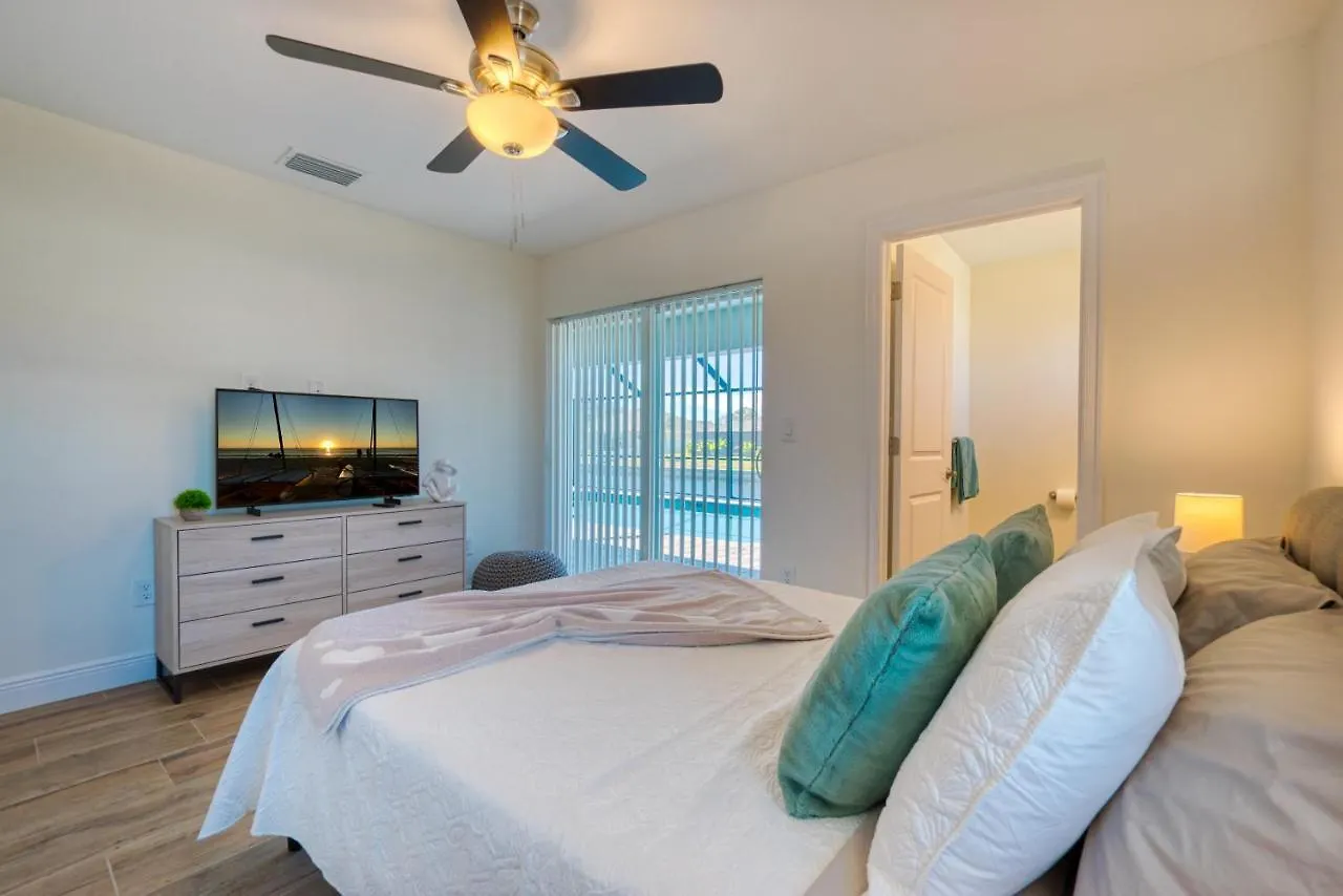 Villa Apollo - 3,5 Beds - 2,5 Baths - 8 Guests - Waterview & Pool/spa - Incl. 10% Off Boat Cape Coral