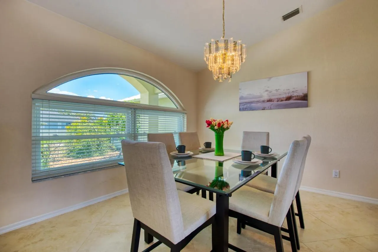 Palm Tree - 2 Beds - 2 Baths - 4 Guests - Pool - Incl. 10% Off Boat * Cape Coral