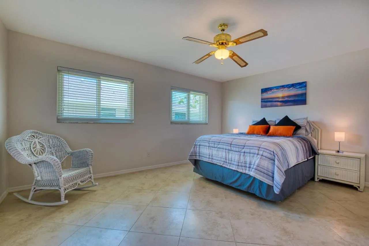 Palm Tree - 2 Beds - 2 Baths - 4 Guests - Pool - Incl. 10% Off Boat *