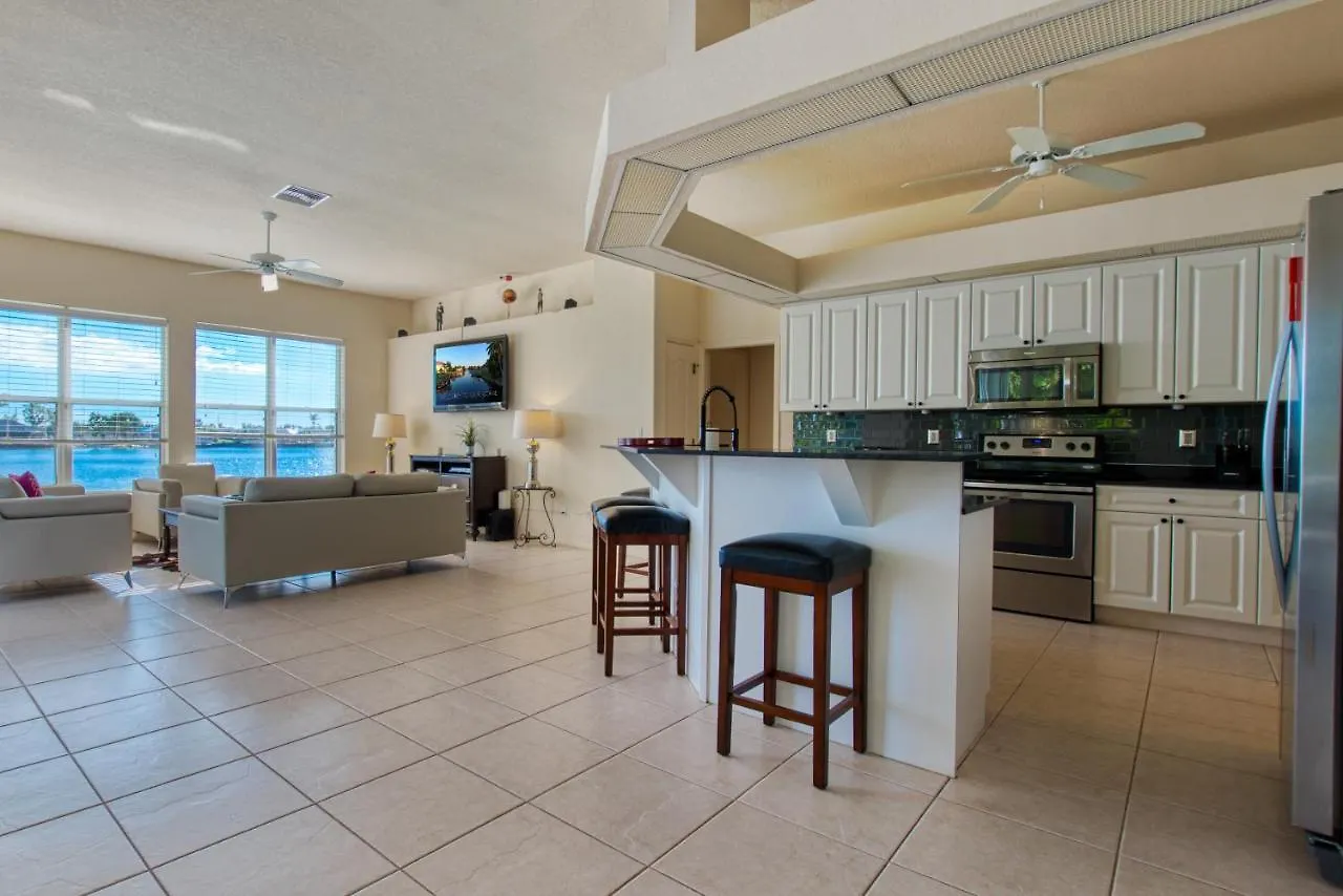 Villa Waterfront - 3 Beds - 3 Baths - 6 Guests - Lakeview & Pool/spa - Incl. 10% Off Boat Cape Coral