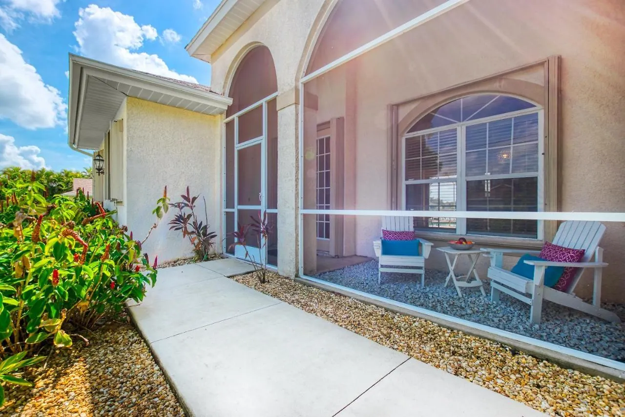 Waterfront - 3 Beds - 3 Baths - 6 Guests - Lakeview & Pool/spa - Incl. 10% Off Boat * Cape Coral