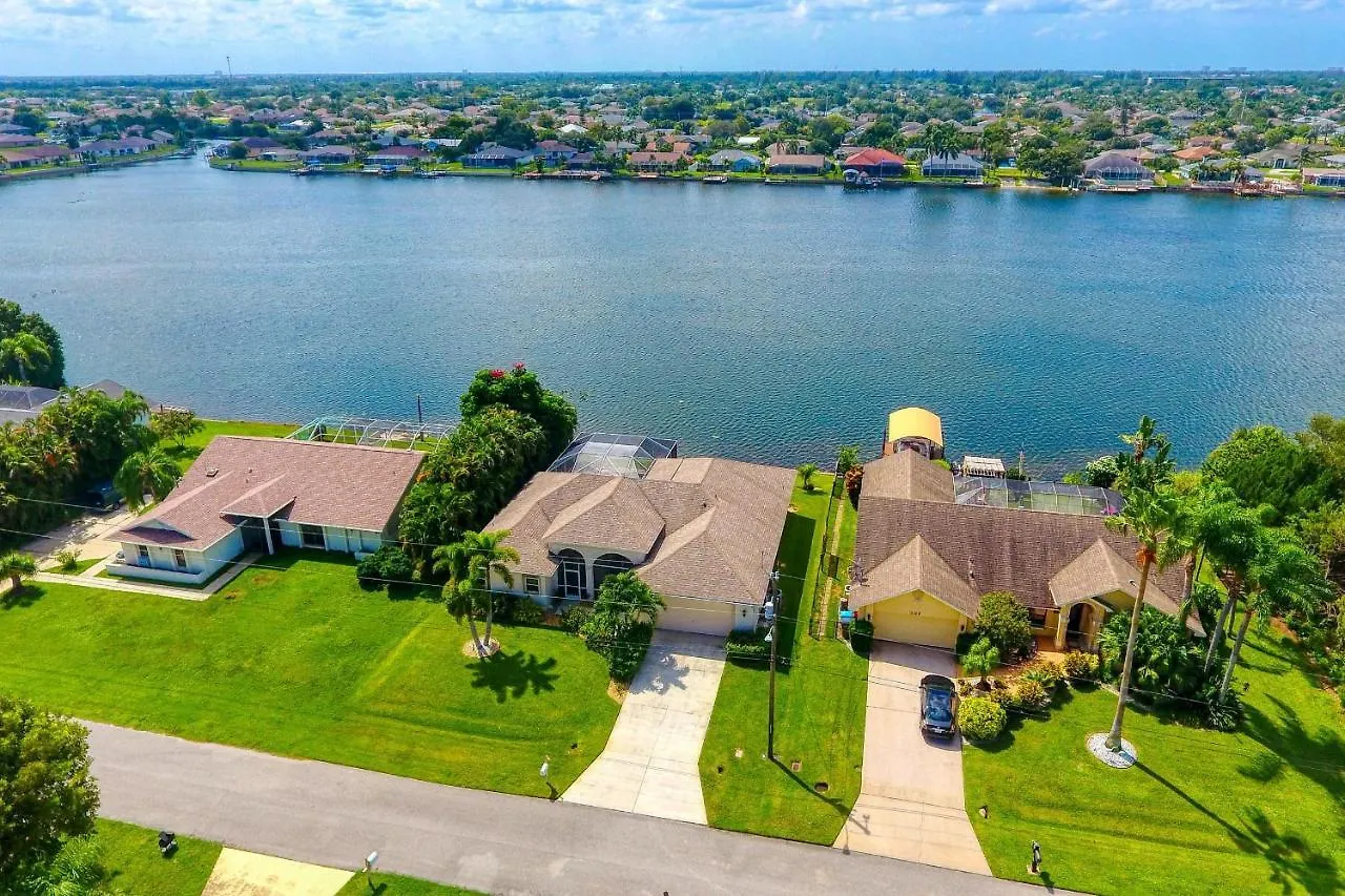 Villa Waterfront - 3 Beds - 3 Baths - 6 Guests - Lakeview & Pool/spa - Incl. 10% Off Boat