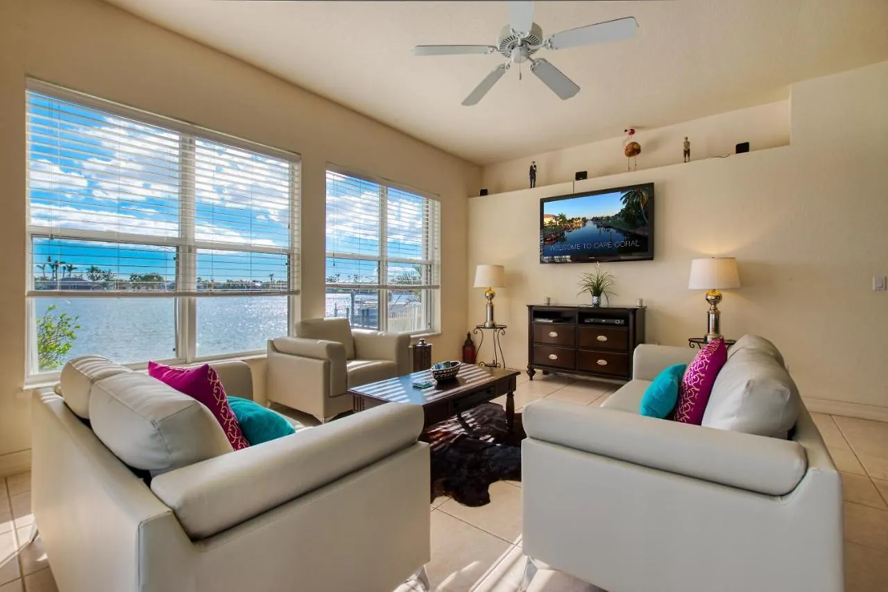 Villa Waterfront - 3 Beds - 3 Baths - 6 Guests - Lakeview & Pool/spa - Incl. 10% Off Boat