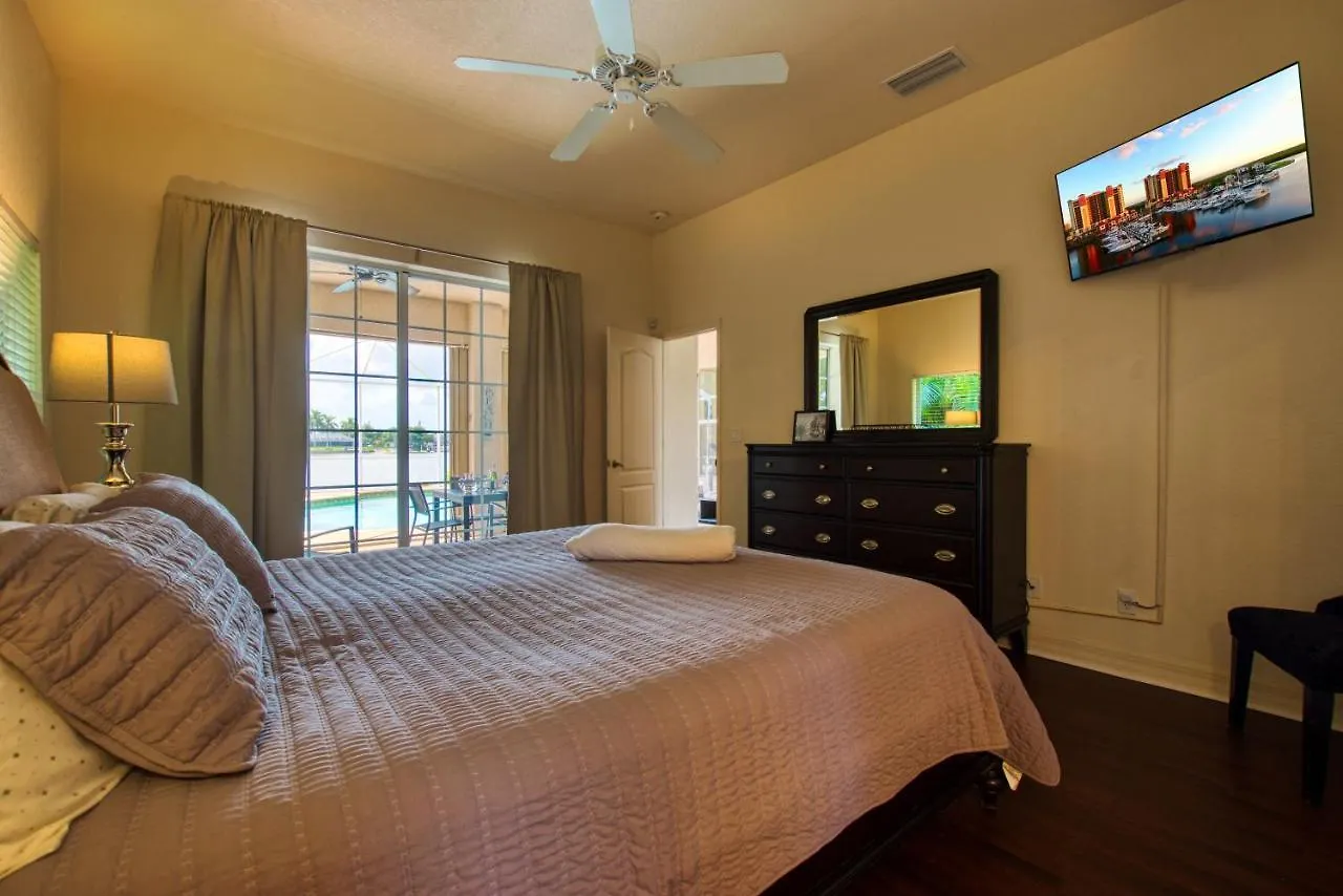 Villa Waterfront - 3 Beds - 3 Baths - 6 Guests - Lakeview & Pool/spa - Incl. 10% Off Boat Cape Coral