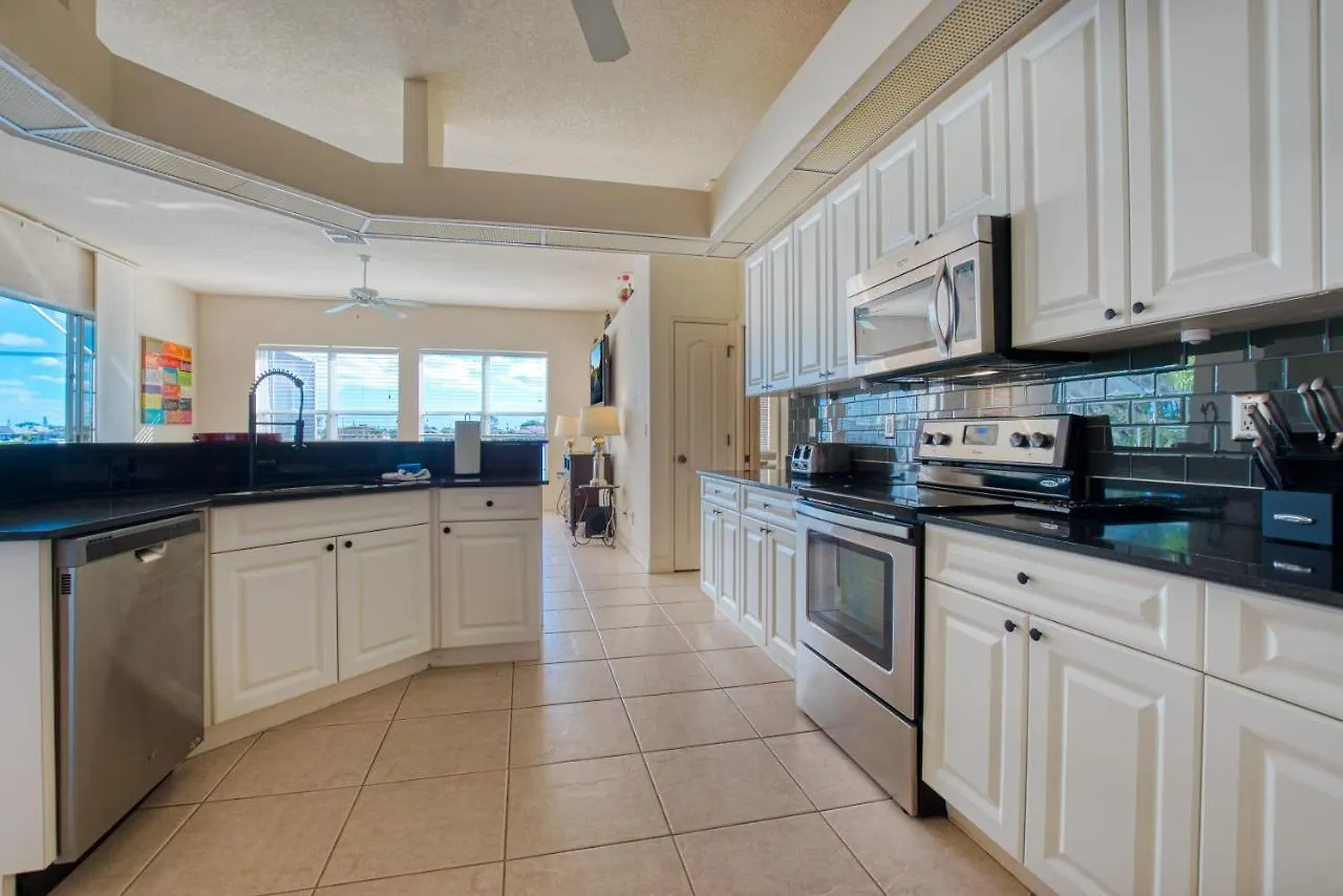 Villa Waterfront - 3 Beds - 3 Baths - 6 Guests - Lakeview & Pool/spa - Incl. 10% Off Boat *