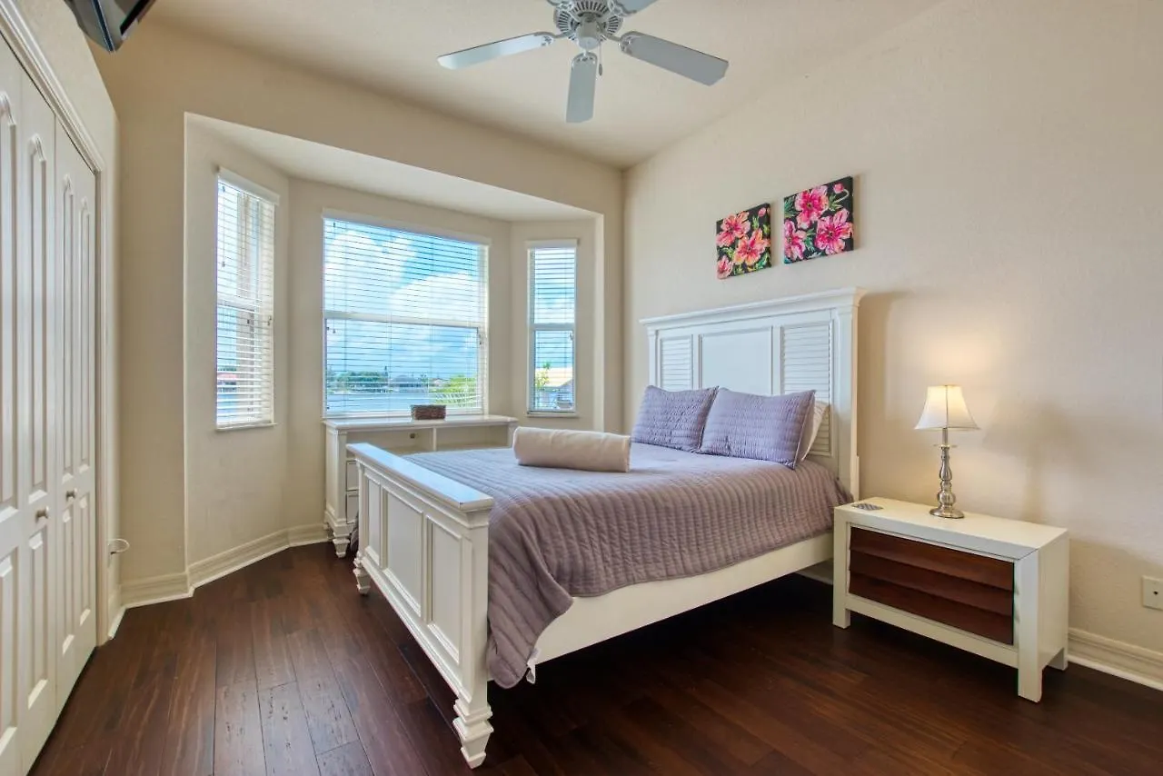 Villa Waterfront - 3 Beds - 3 Baths - 6 Guests - Lakeview & Pool/spa - Incl. 10% Off Boat Cape Coral