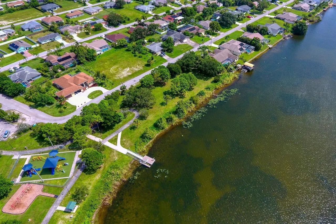 Villa Waterfront - 3 Beds - 3 Baths - 6 Guests - Lakeview & Pool/spa - Incl. 10% Off Boat