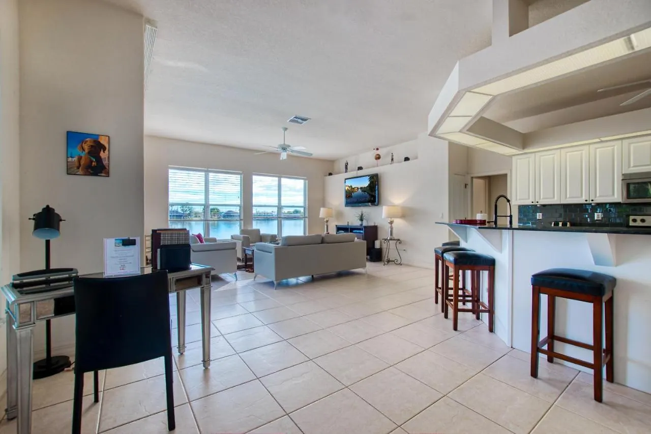Waterfront - 3 Beds - 3 Baths - 6 Guests - Lakeview & Pool/spa - Incl. 10% Off Boat Villa