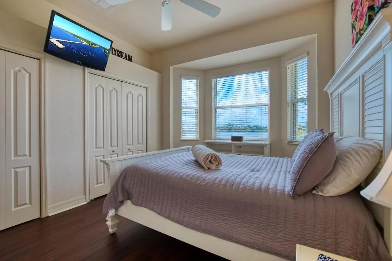 Villa Waterfront - 3 Beds - 3 Baths - 6 Guests - Lakeview & Pool/spa - Incl. 10% Off Boat