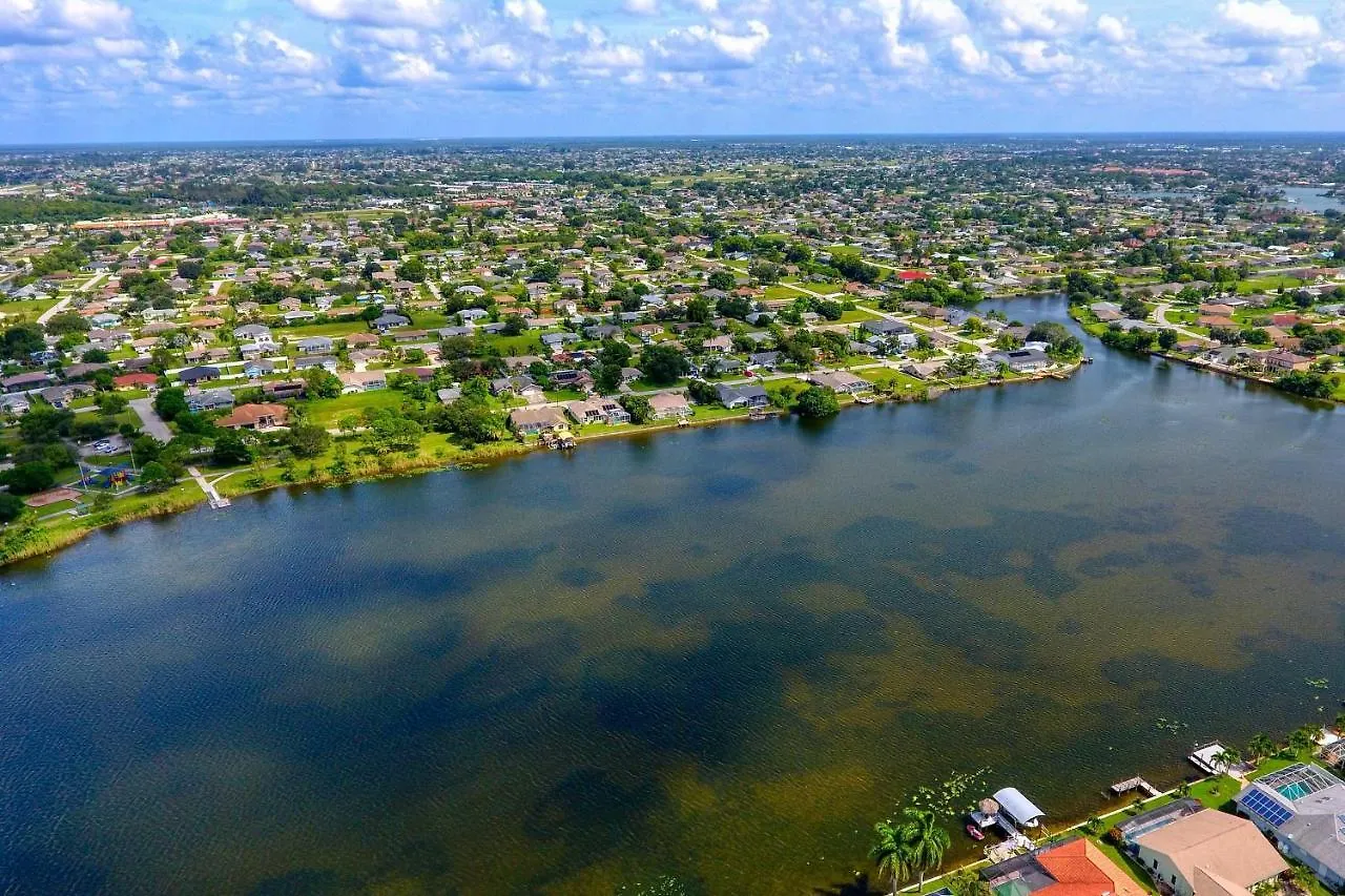 Villa Waterfront - 3 Beds - 3 Baths - 6 Guests - Lakeview & Pool/spa - Incl. 10% Off Boat