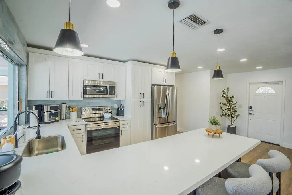Heated Pool Villa/3 Beds/beach/downtown/game *