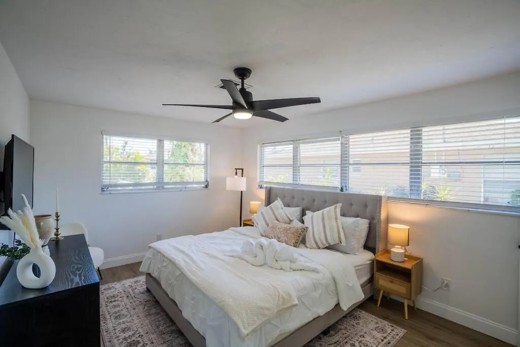 Holiday home Heated Pool Villa/3 Beds/beach/downtown/game Cape Coral