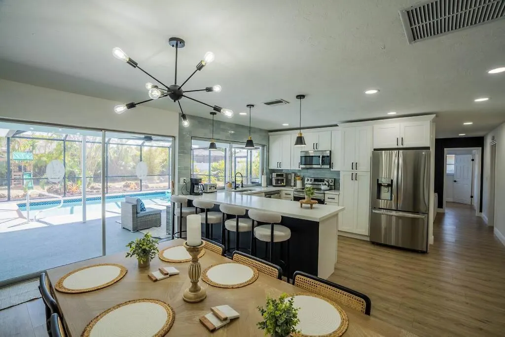 Heated Pool Villa/3 Beds/beach/downtown/game Holiday home Cape Coral