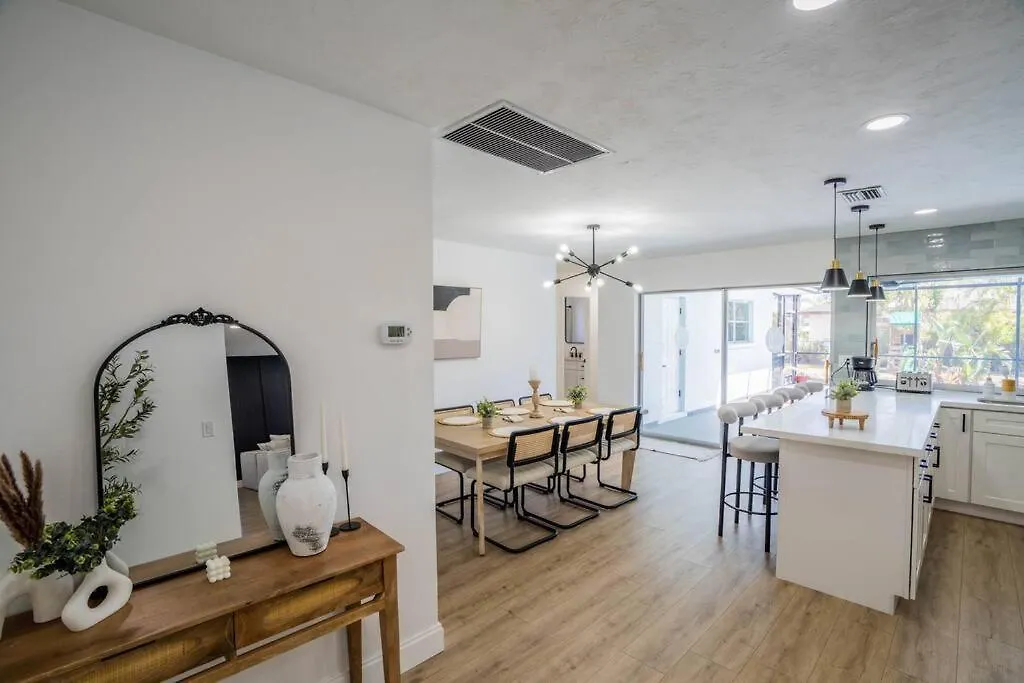 Heated Pool Villa/3 Beds/beach/downtown/game * Cape Coral