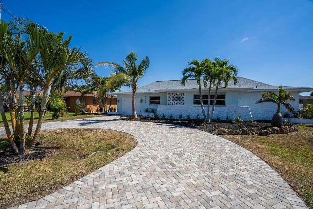 Holiday home Heated Pool Villa/3 Beds/beach/downtown/game