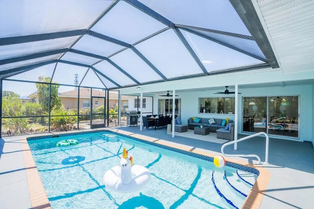 Heated Pool Villa/3 Beds/beach/downtown/game