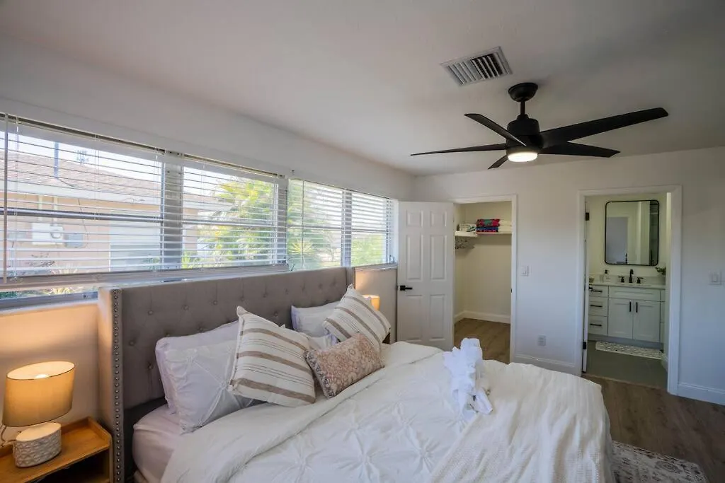 Heated Pool Villa/3 Beds/beach/downtown/game Holiday home Cape Coral