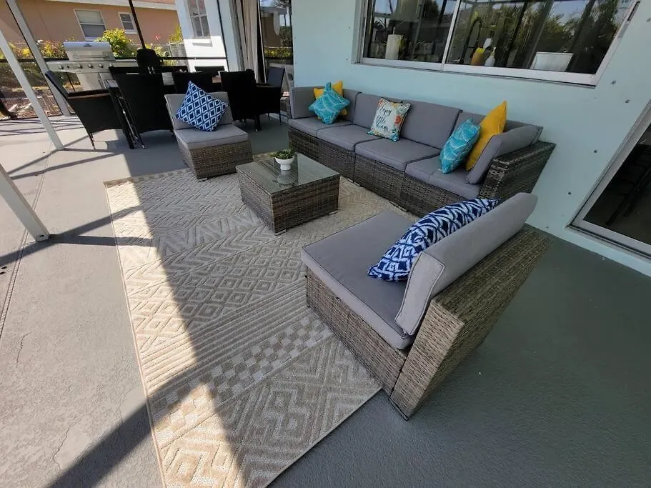Heated Pool Villa/3 Beds/beach/downtown/game