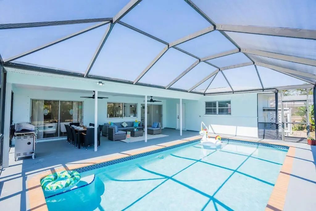 Holiday home Heated Pool Villa/3 Beds/beach/downtown/game