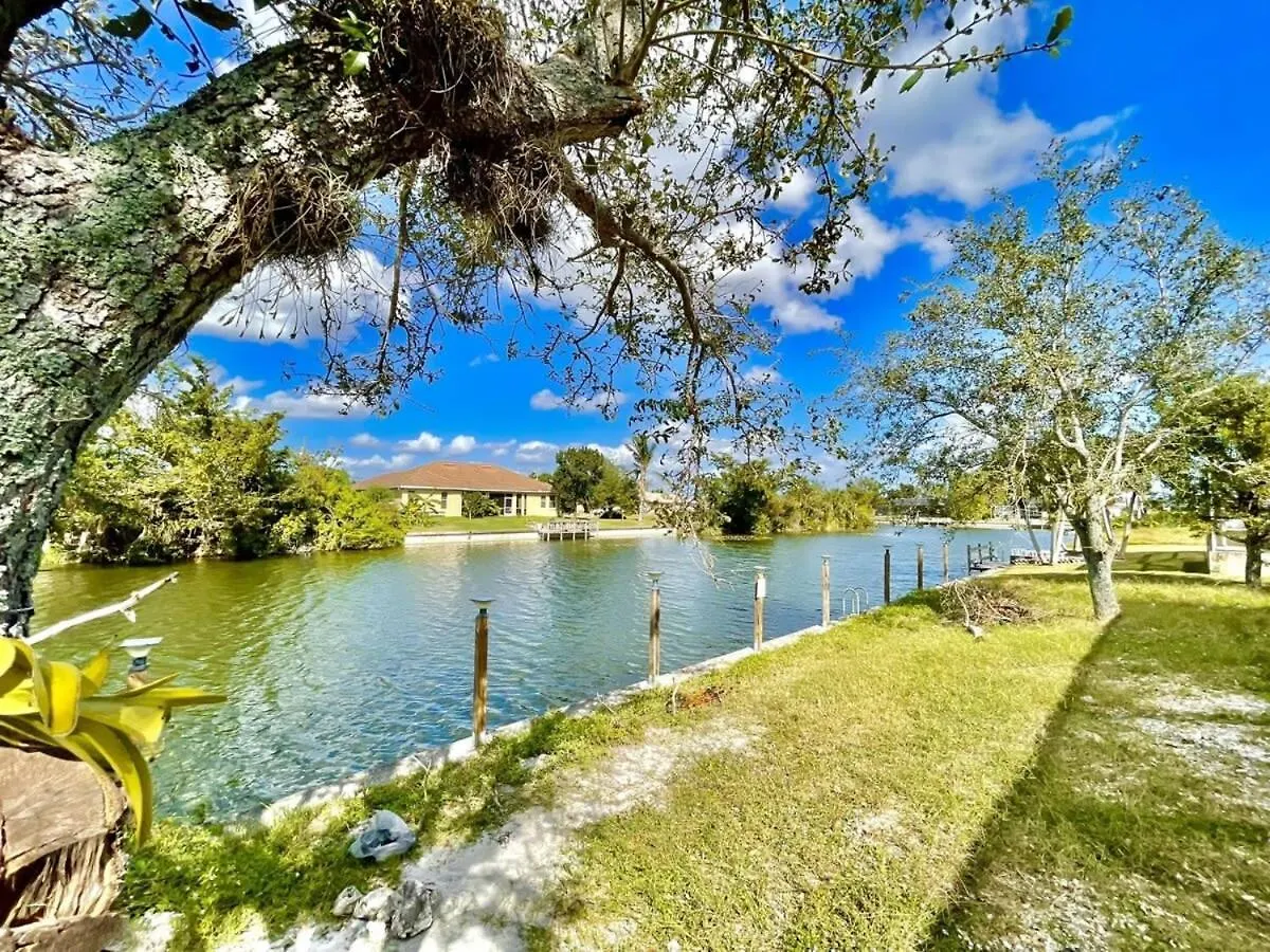 Cozy Retreat Family-friendly Saltwater Heated Pool Holiday home Cape Coral
