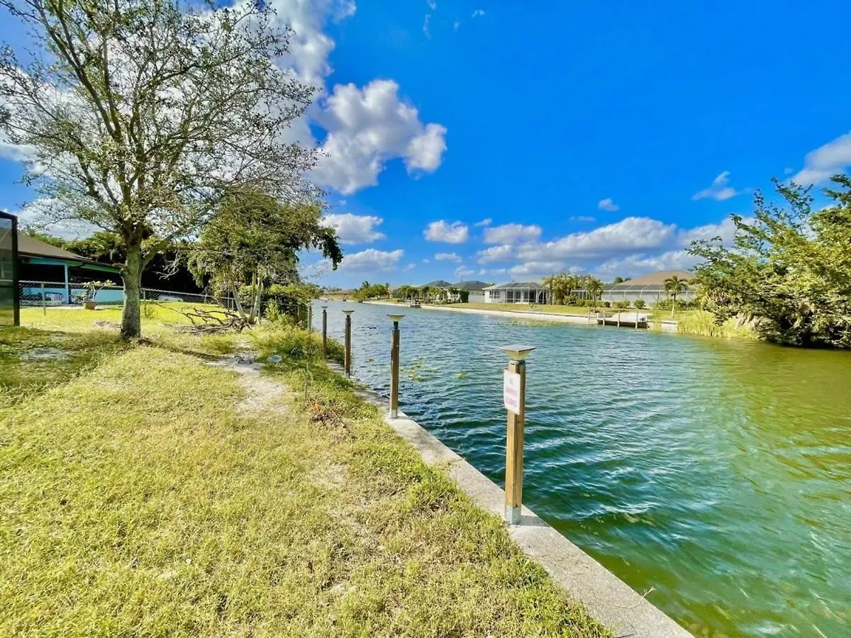 Cozy Retreat Family-friendly Saltwater Heated Pool Cape Coral