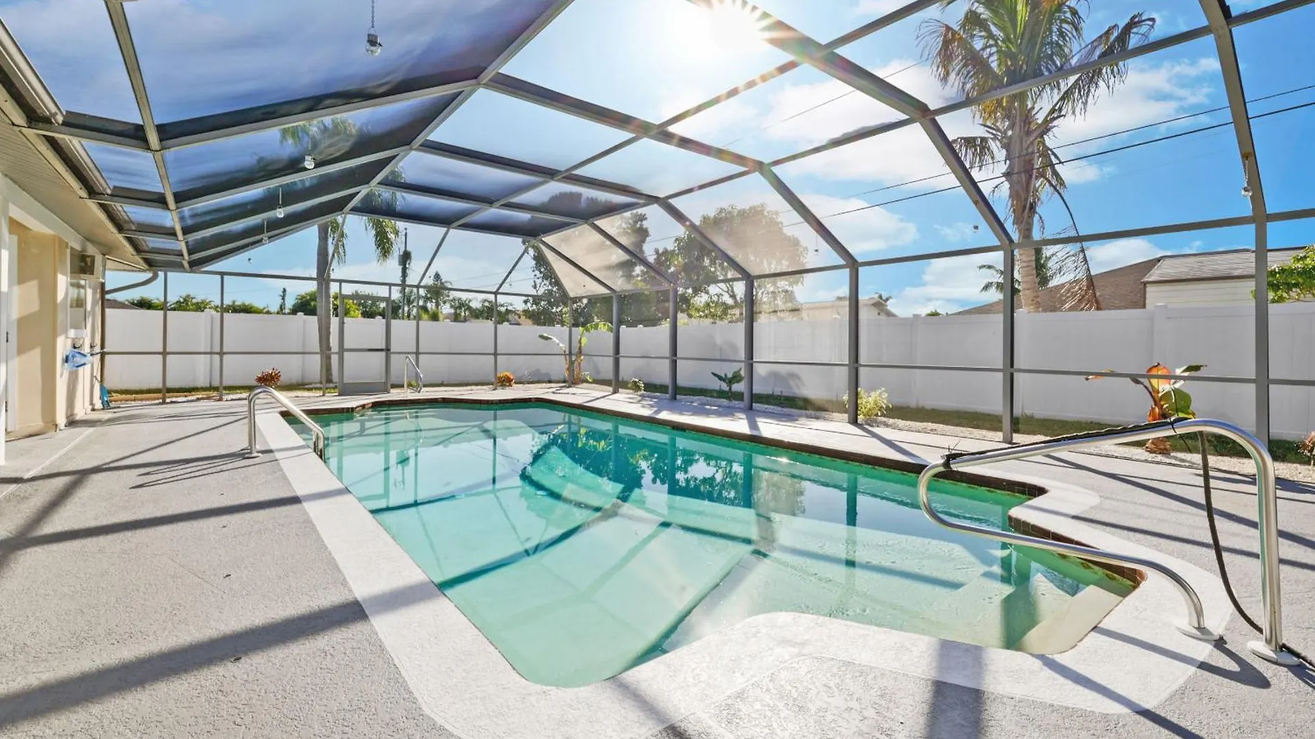Lovely With Oversized Heated Pool In Quiet Neighborhood - Polish Palace South Holiday home Cape Coral